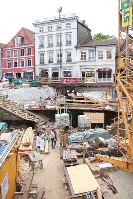 Bauarbeiten im trockengelegten Hafenbecken