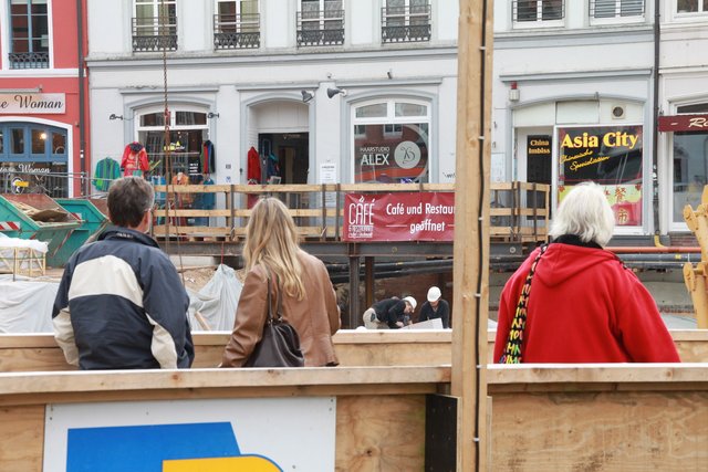 Schaulustige am Fischmarkt