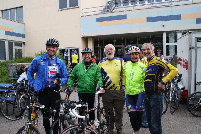 Das Airbus-Cycle-Team aus Buxtehude mit dem Organisator Alfred Küsters (Mitte) und Spartenleiter Jens Klüver (li.)