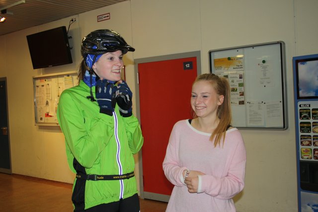 Radsportlerin Katharina und Servicekraft Josephin: Die Freundinnen treffen sich am Buffet