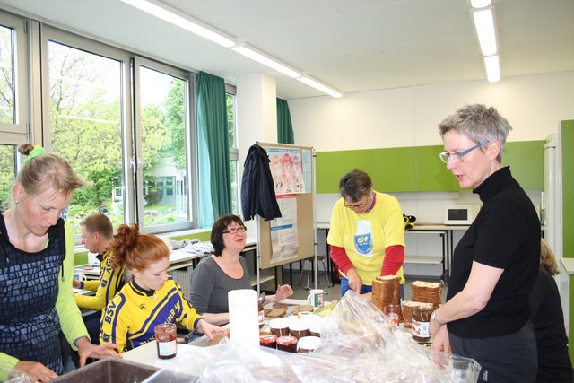 Die Veranstalter beim Brötchen schmieren