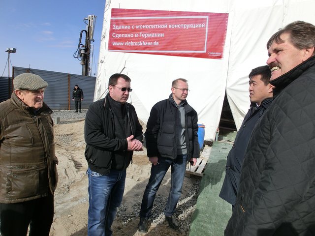Auf der Baustelle in Kasachstan (v. li.): Senior-Chef Gustav Viebrock, Andreas Saks, Logistikunternehmer aus Hamburg, Leonid Lang, Viebrock-Bauleiter, Aslan Ibragimov, Chef der BI-Group Astana/Kasachstan und  Andreas Viebrock, Vorstandsvorsitzender Viebrockhaus AG. Auf dem Banner am Zelt steht: "Massiv gebautes Haus Made in Germany"! | Foto: Viebrockhaus AG