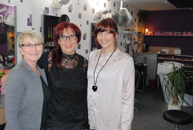 Der Salon ist rundum renoviert. Das Team um die Chefin Gaby Ulbrich und die erfahrenen Frisörinnen Sandra Hoffmann (li.) und Svenja Colditz freuen sich auf ihre Kunden