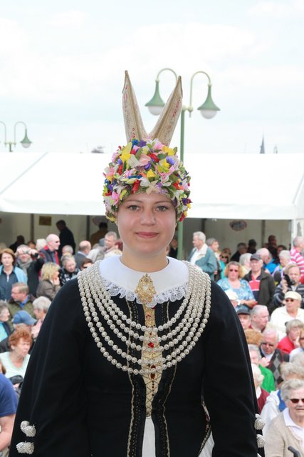 Offizielle Kleidung für das kommende Jahr: Blütenkönigin Sandra Müller in der Altländer Festtracht | Foto: at