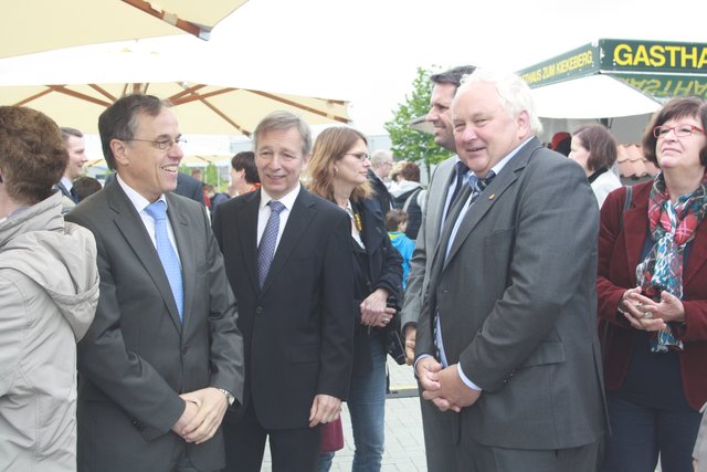 Bürgermeister Wilfried Geiger (v. li.) begrüßte Heinz Lüers (Vorstandsvorsitzender der Sparkasse Harburg-Buxtehude), Wirtschaftsminister Olaf Lies und Heiner Schönecke (stellvertretender Landrat)