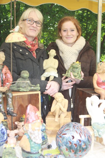 Sabine Salge (li.) und ihre Tochter Frida aus Buchholz freuten sich über viele freundliche Kunden