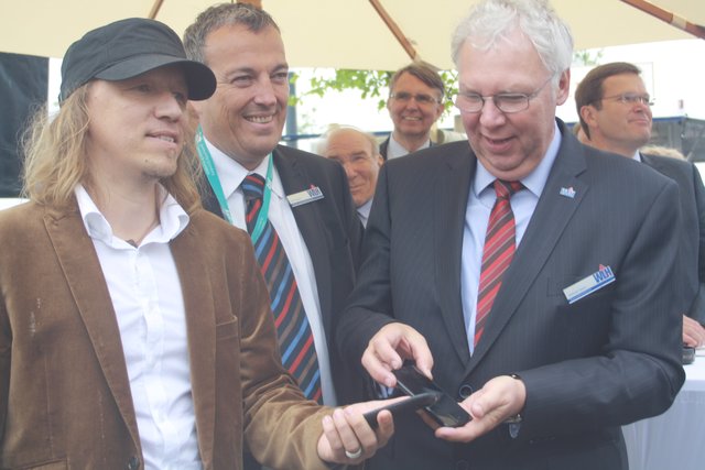 Schlüsselübergabe per Smartphone (v. li): Architekt Axel Meinhard, WLH-Prokurist Rene Meyer und WLH-Geschäftsführer Wilfried Seyer