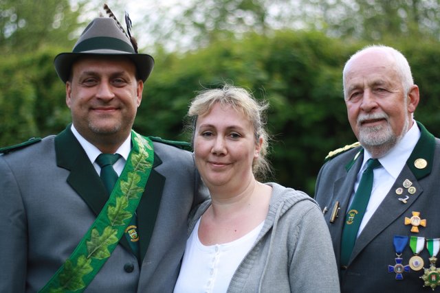 Schützenvereins-Präsident Adolf Wübbe (re.) gratulierte dem neuen Schützenkönigs-Paar Jens und Kerstin  Raetzke