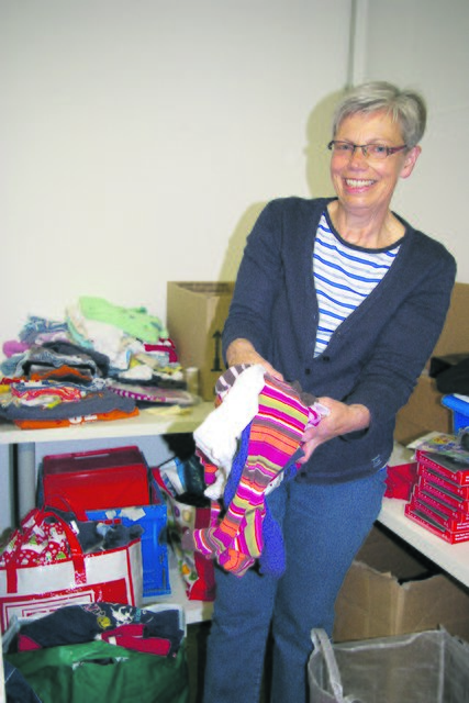 Karen Tripmaker packt neue Kleiderspenden aus