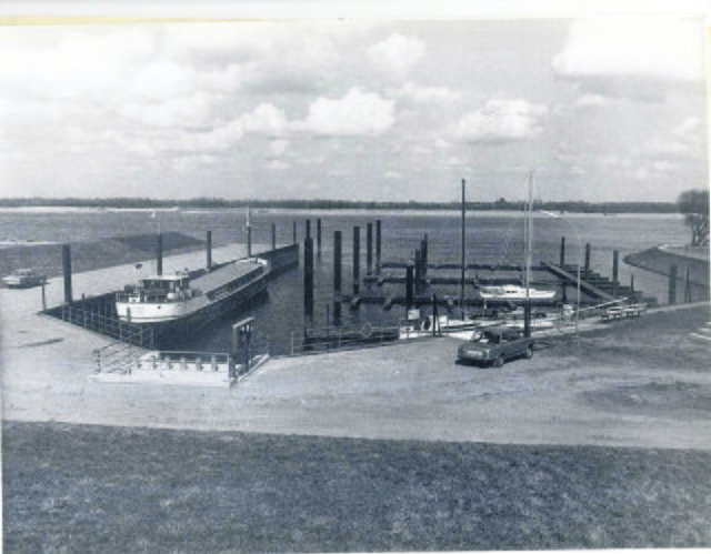 1973 wurde der neue Hafen in Neuenschleuse fertiggestellt, damals noch mit einem Anleger für die Berufsschifffahrt. | Foto: oh