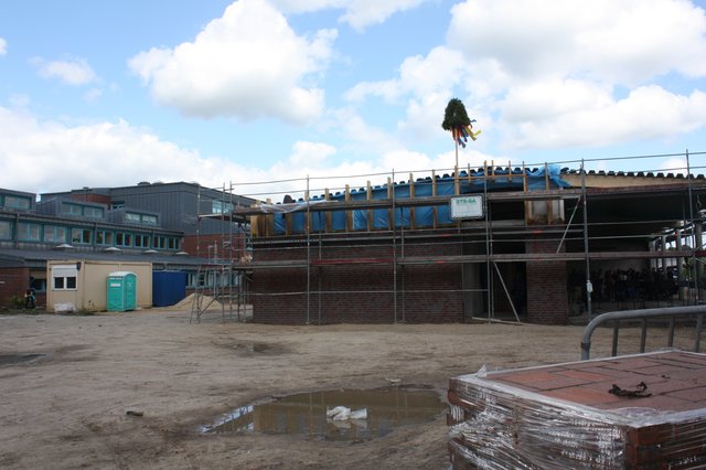 Rechts der IGS-Erweiterungsbau, links das Hauptgebäude