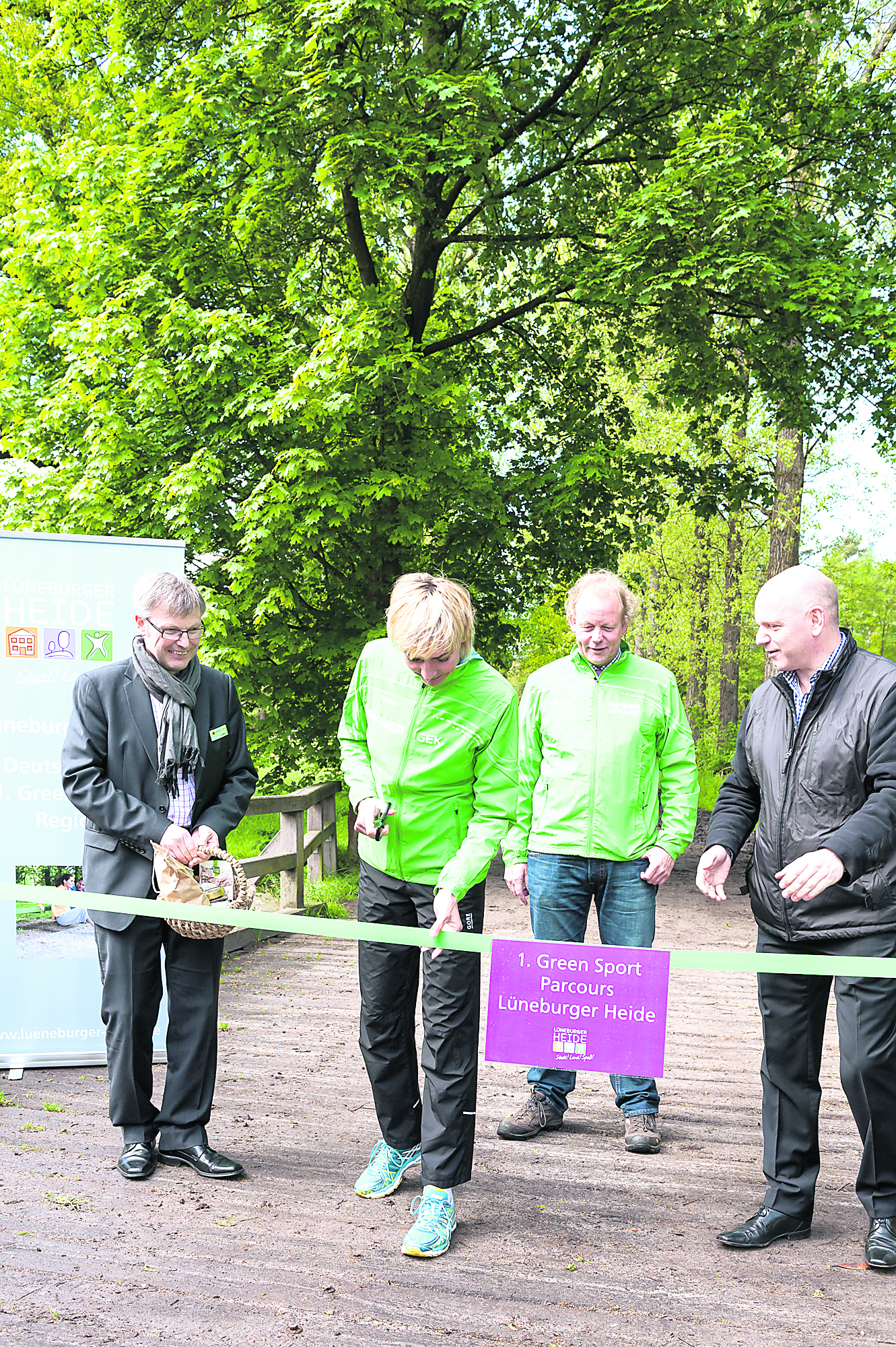 Heike Drechsler eröffnete gemeinsam mit Hanstedts Samtgemeinde-Bürgermeister Olaf Muus (v. li.), Hans-Peter Reers (Barmer GEK) und Ulrich von dem Bruch (Lüneburger Heide) den ersten „Green Sport Parcours“ in Egestorf