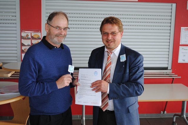 Bei der Unterschriften- und Lolliübergabe: Detlef Goldmann (li.) und Wolfgang Krause