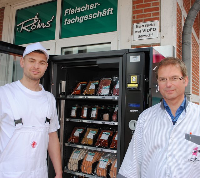 Fleischermeister Daniel Röhrs (li.), Sohn von Inhaber Friedrich Röhrs, hatte die Idee für den "Röhrs-O-Maten"