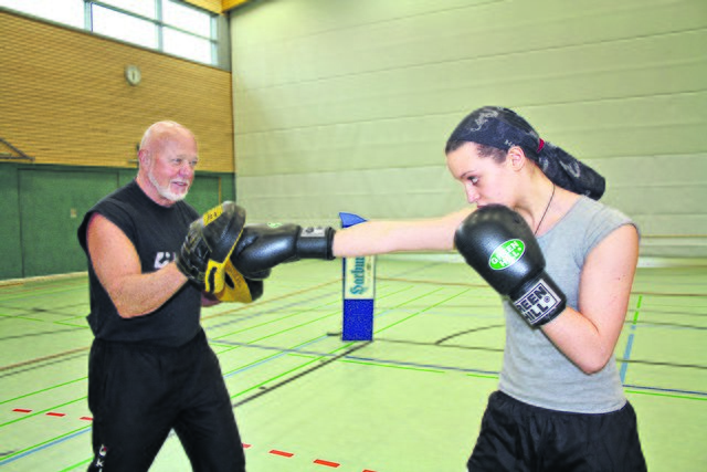 Natalie und ihr Trainer Jürgen Emmrich bei der Pratzenarbeit. "Dabei spürt man genau, ob die Schläge sitzen", sagt Emmrich