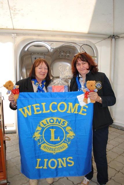 Der "Lions Club Buxtehude - Franziska von Oldershausen" mit der Präsidentin Barbara Zimmermann (re.) und Vorstandsmitglied Brigitte Junker verkaufte Lose für einen guten Zweck bei der Eröffnungsfeier