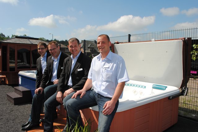 Das Team der Firma "Whirlpool Import" um Thomas Schneider (v.re.), Danilo Lindhorst, Michael Cohrs und Falko Schmunck bietet auch eine große Auswahl an gebrauchten Whirlpools