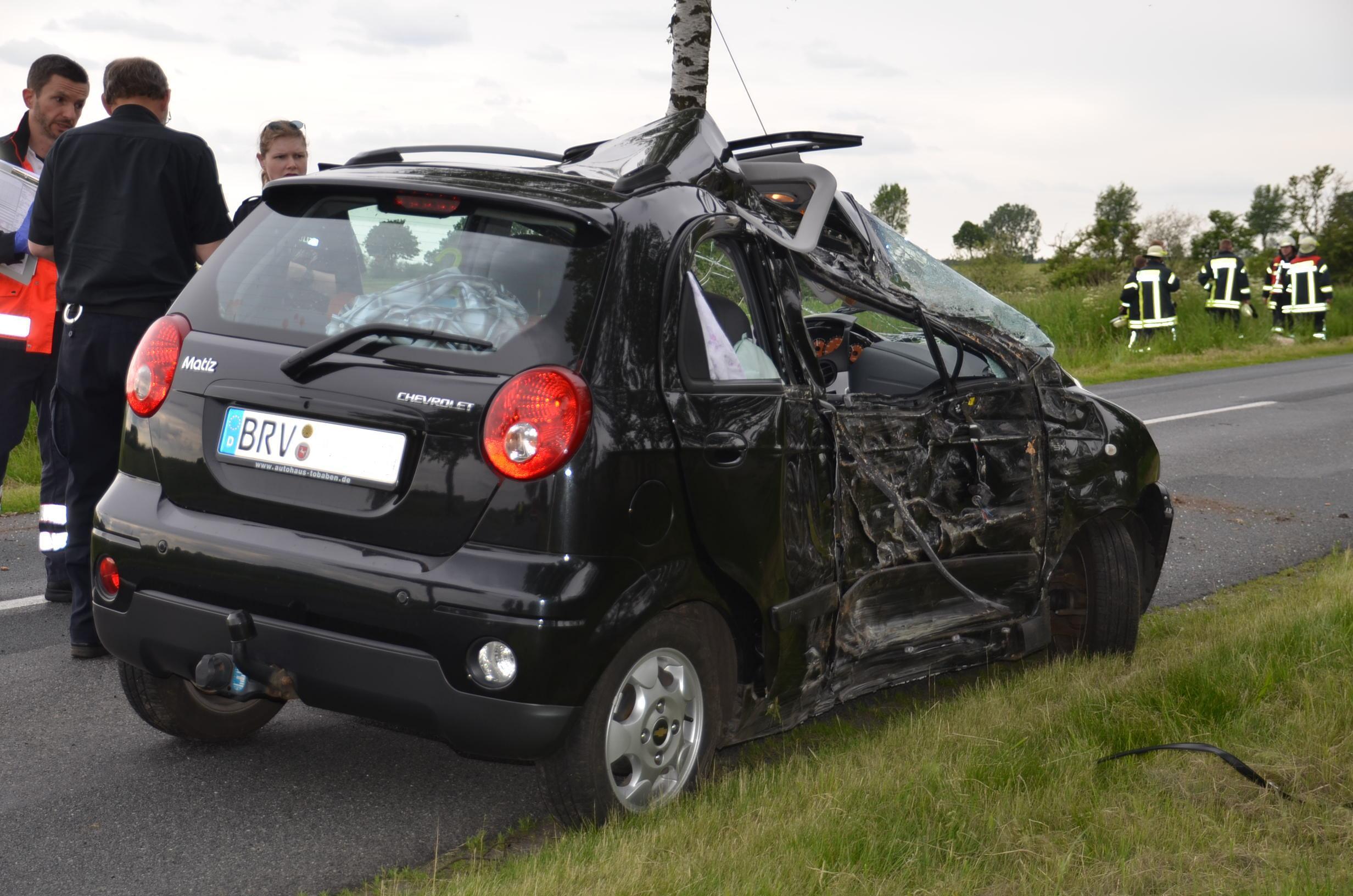 Der Junge saß auf dem Beifahrersitz, als der Wagen gegen einen Baum prallte