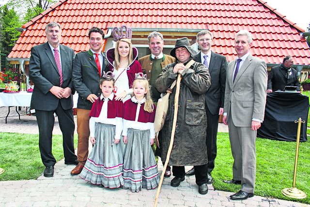So war es vor einem Jahr: Gerhard Schierhorn (Bürgermeister Hanstedt, v. li.), Alexander Tietz, Heidekönigin Jana George, Norbert Tietz, Schäferin Pat Bülk, Olaf Muus (Samtgemeinde-Bürgermeister Hanstedt), und Rainer Rempe (Erster Kreisrat) freuten sich über die "Schäferdorf"-Eröffnung