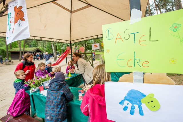 Wolle filzen und Schafspuren aus Gips verzieren können
Kinder in der Bastelcke | Foto: oh