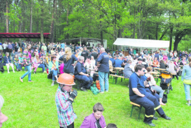 Volkfeststimmung am Köhlerteich: Zahlreiche begeisterte Zuschauer verfolgten die Feuerwehr-Wettbewerbe