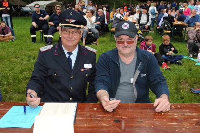 Nahmen die Zeiten der Wettbewerbsteilnehmer: Franz Röhrs von der Feuerwehr Hanstedt (li.) und Feuerwehrmann Martin Wunderlin aus dem schweizerischen Oberurnen
