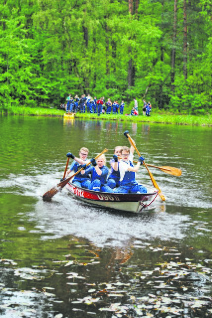 Paddelte mit Feuereifer über den Köhlerteich: diese Gruppe der Jugendfeuerwehr Bendestorf