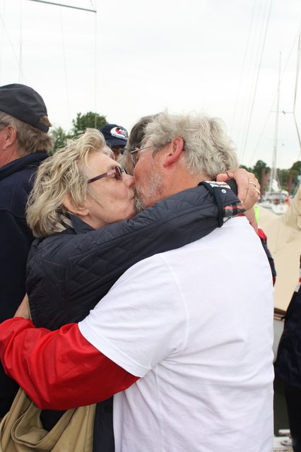 Erster Kuss nach neun Wochen: Helga Wiethüchter-Dreyer und Wilfried Dreyer