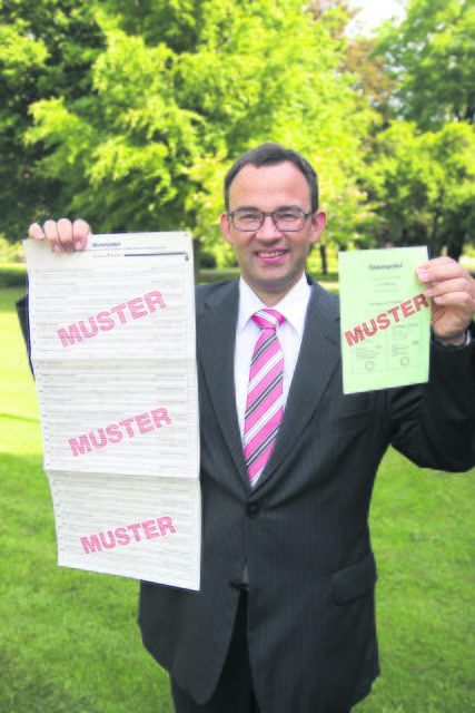 Runter vom Sofa und ab ins Wahllokal! "Gehen Sie wählen", appelliert Kreiswahlleiter Thorsten Heinze und zeigt die beiden Stimmzettel-Muster | Foto: oh
