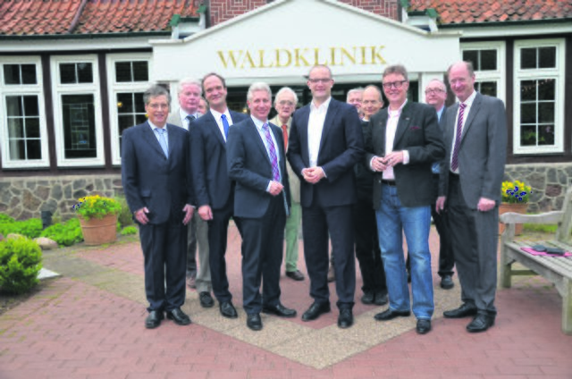 Führten gesundheitspolitische Fachgespräche in der Waldklinik (v.li.): Norbert Böttcher, Dr. Heiner Austrup, Dr. Hans-Heinrich Aldag, Rainer Rempe, Hinnerk Aldag, Jens Spahn, Rainer Hennecke, Dr. Christian Pott, Michael Grosse-Brömer, Klaus-Jörg Bossow, Hans-Heinrich Höper | Foto: nf