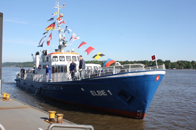 Mit dem gecharterten, ehemaligen Polizeischiff "Elbe 1" fuhr die Segelkameradschaft ihren Kameraden auf der "Heide-Witzka" entgegen