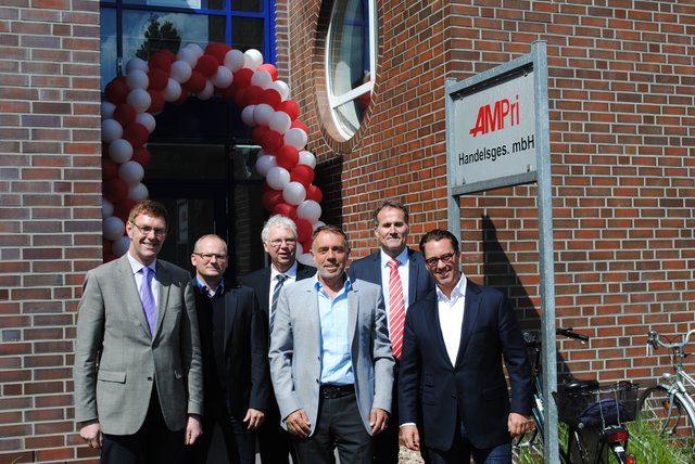 Feierten das 20-jährige Firmenjubiläum (v. li.): Stelles Bürgermeister Uwe Sievers, Thomas Weis (Ampri-Geschäftsführer), Wilfried Seyer (WLH), Thomas Böhme, Jörg Ruschmeyer (Gemeinde Stelle) und Tobias Stahmer
