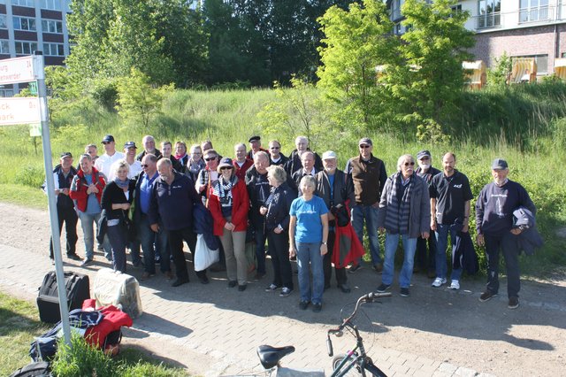 Vorfreude auf die Ankunft der Kameraden: das Empfangskommando der Segelkameradschaft am Anlger Rüschpark in Hamburg
