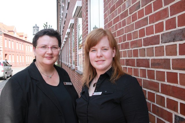 Bei Frauke Schulte (re.) und Susanne Brahmst laufen die Fäden zusammen