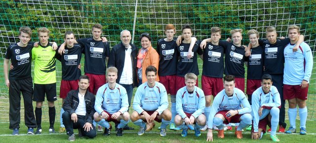 Das erfolgreiche B-Juniorenteam vom SV Holm-Seppensen mit Trainer Marko Hoffmann (li. vorne) bekam Unterstützung von (Mitte) Thomas Hartung (Generali Versicherungen) und Andrea Syring von Poll Immobilien