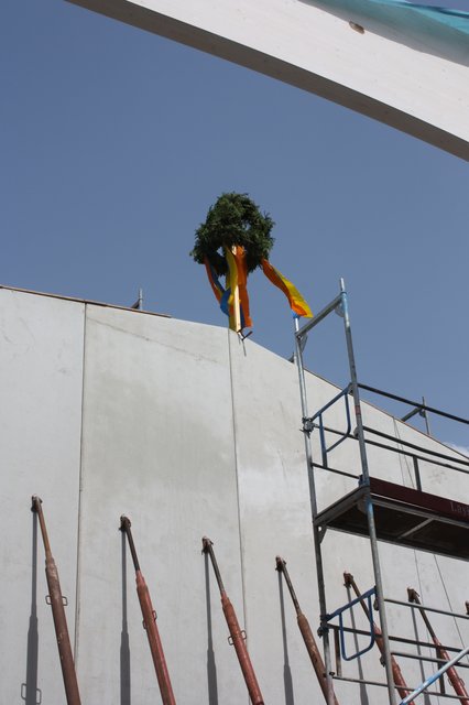 Seit Donnerstag weht der Richtkranz über dem Neubau