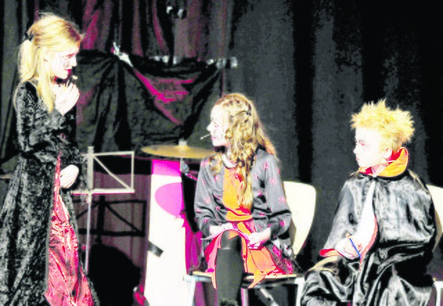 Mit der Musical-Gruppe der Musikschule Lepél hatte Pelle (re.) schon Auftritte vor 200 Zuschauern im Neu Wulmstorfer Jugendzentrum | Foto: oh