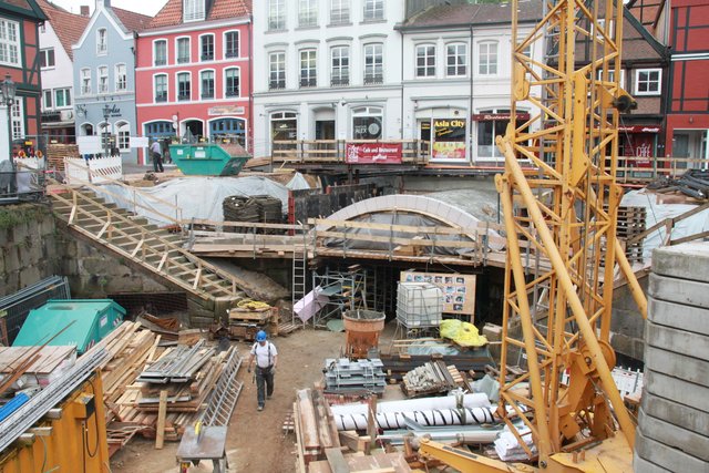 Die Baustelle mit dem frisch gemauerten Brückenbogen