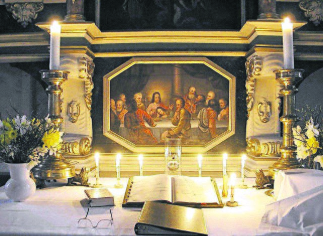 So soll es bald wieder aussehen: Die Leuchter flankieren den Altar | Foto: Arndt