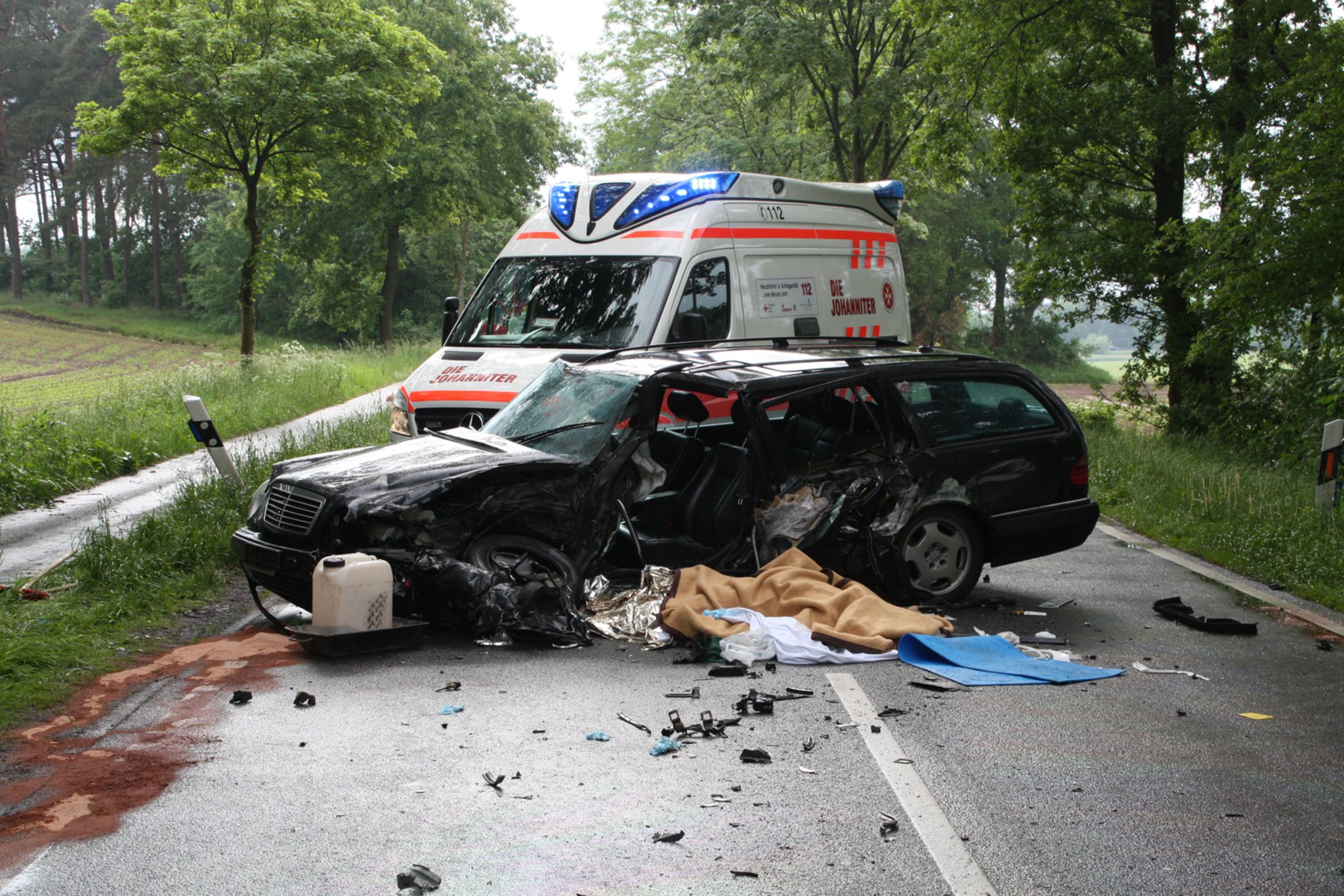 Ein Toter bei schwerem Verkehrsunfall auf der Rosengartenstraße - Neu Wulmstorf