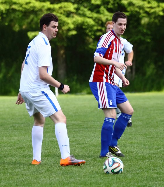 Wer nimmt den Ball ? Martin Zaplata (li.) und Timm Reese vom FCR