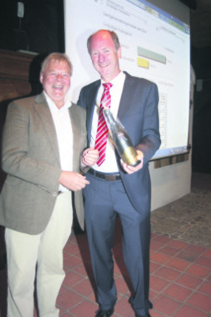 Eine Flasche Sekt für den alten und neuen Samtgemeinde-Bürgermeister: Jesteburgs Bürgermeister Udo Heitmann (li.) gratuliert Hans-Heinrich Höper