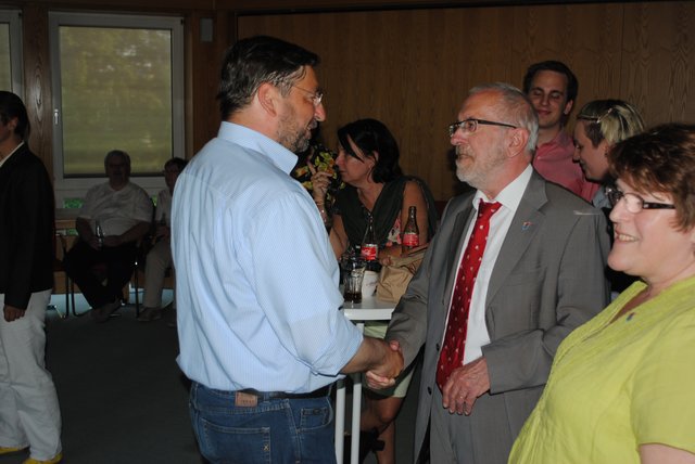 Schon nach Auszählung von 19 der 25 Wahlbezirke gratuliert Herausforderer Matthias Weigmann (li., CDU) Amtsinhaber Wolf Rosenzweig (SPD) zu seinem klaren Sieg