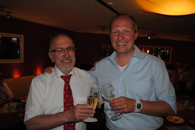 Anstoßen auf den deutlichen Sieg: Wahlgewinner Wolf Rosenzweig (li.) mit dem SPD-Fraktionschef Tobias Handtke