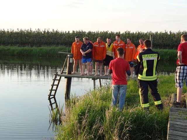Die Estebrügger Feuerwehr zog nach und sprang ins Beregnungsbecken | Foto: oh
