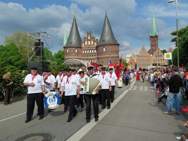 Die "Stader Hafensänger" schmetterten Sahntys vor dem Lübecker Holstentor | Foto: Hans-Jürgen Weidlich