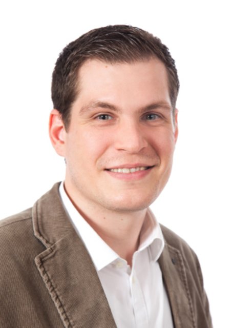 Anlässlich der Eröffnungsfeier ist auch Dennis Meins (Foto) zu Gast in Schierhorn. Der Augenoptikermeister und Hörgeräteakustikmeister mit Geschäften in Buchholz, Jesteburg und Tostedt, wird am Samstag einen Sehtest anbieten. „So können wir feststellen, ob die Sehleistung noch ausreicht, um am Straßenverkehr teilzunehmen“, sagt Dennis Meins. Außerdem informiert Meins darüber, welche Möglichkeiten es gibt, wenn die Sehstärke tatsächlich nicht mehr ausreicht.