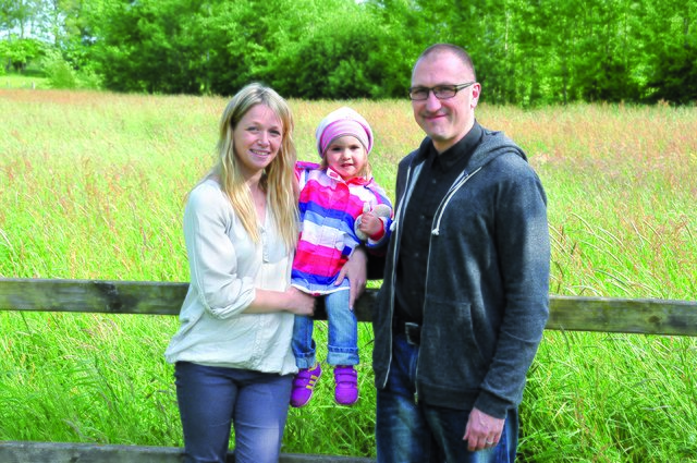 Daniel Steffen freut sich gemeinsam mit Ehefrau Nadine und Tochter Lil-Alva auf die neue Herausforderung in Schierhorn | Foto: oh
