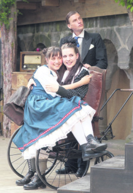 Im fernen Frankfurt: Heidi mit der am Rollstuhl gefesselten Klara und Diener Sebastian | Foto: Forster