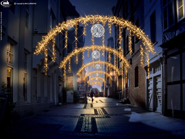 Lichterbrücken und -Kugeln in warmem Gold und kaltem Silberweiß | Foto: MK Illumination & luminar
